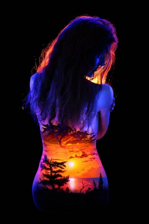 John Poppleton body painting black light