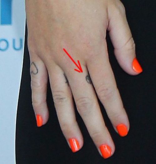 miley-cyrus-finger-peace-tattoo