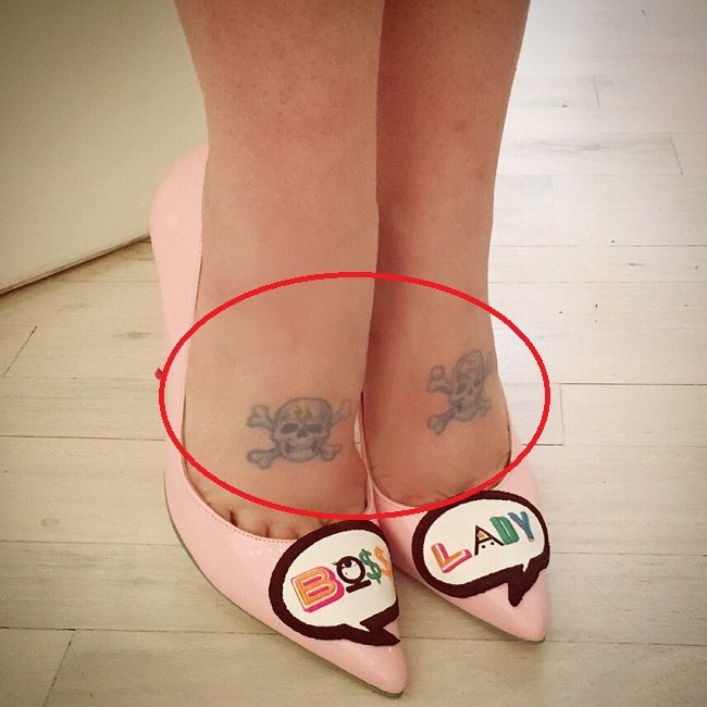 kelly osbourne-skull with crossed bones tattoo