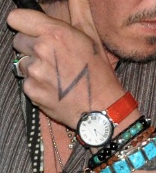 johnny depp-tatuaje zigzag