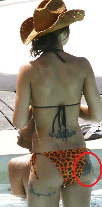 Cheryl Cole - Tatuaje de rosa en el trasero