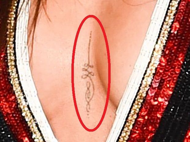 Cheryl Cole - Tatuaje en el escote