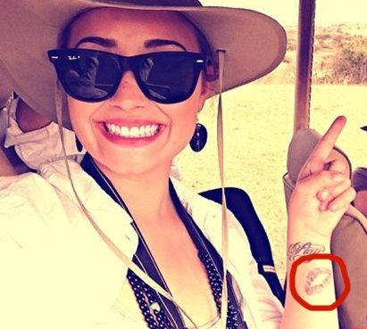 Demi Lovato - Tatuaje de labios en la muñeca