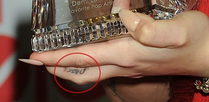 Demi Lovato - Tatuaje de la paz