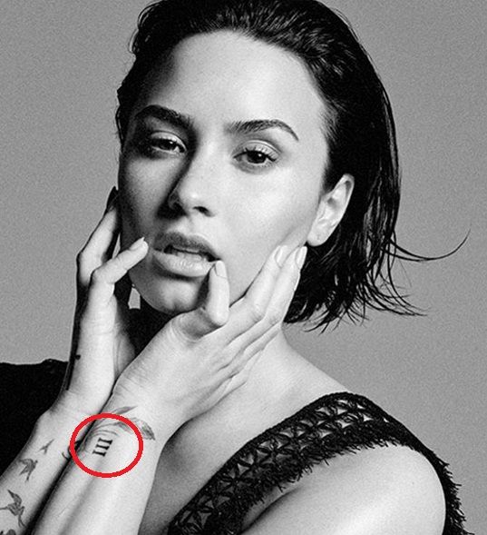 Demi Lovato - Tatuaje romano "III"