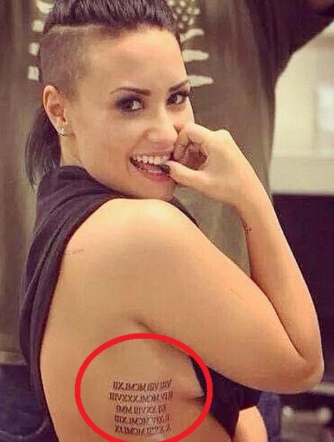 Demi Lovato - Tatuaje de fechas romanas