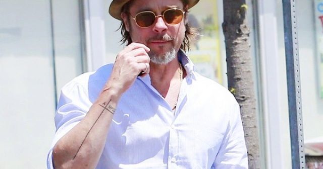 Brad Pitt tatuaje en el antebrazo