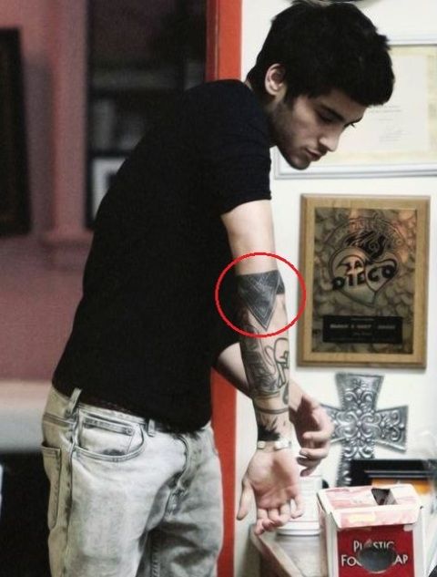 Sune Malik Bandana på albue tatovering