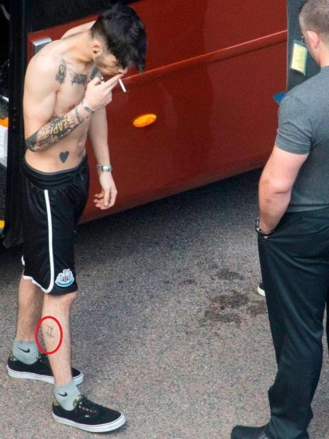 Tatouage Croisé sur la jambe de Zayn Malik