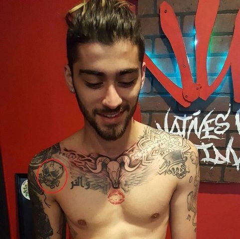 Sayn Malik Skull med Crossbones Tattoo