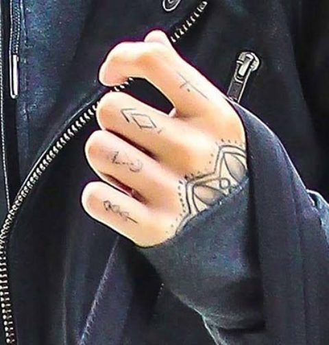 Zayn Malik symbole na palcach