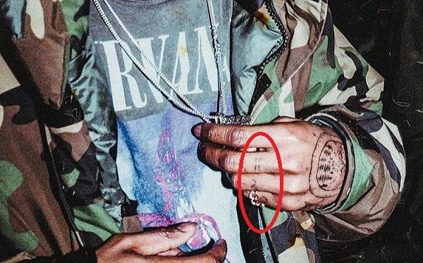 Alphabets on his knuckles-Travis scott tattoos