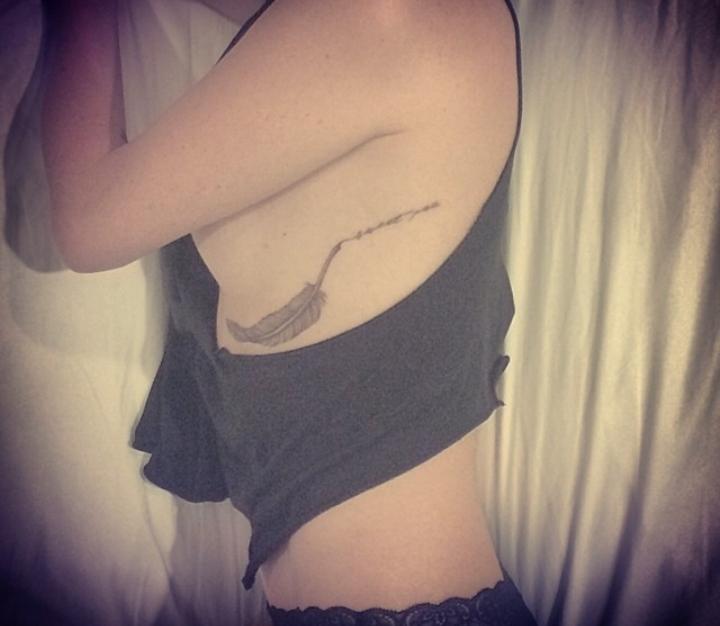 Tatouage cage thoracique gauche de Catt Sadler