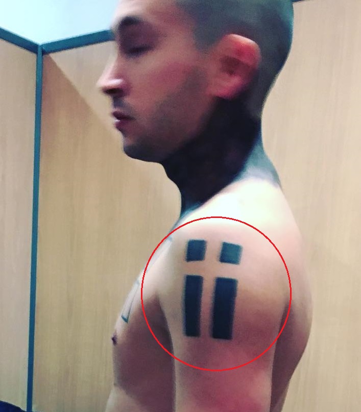 Tyler Joseph vasen Olkapäätatuointi