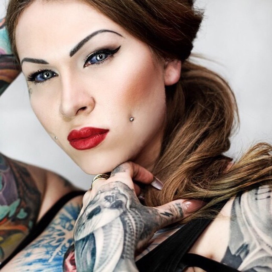 girl has tattooed eyeballs