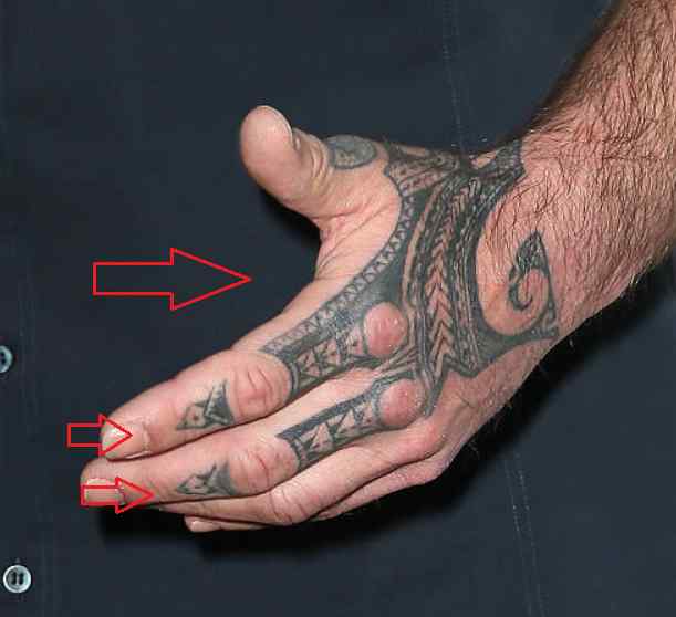 Seann Scott hand tattoo