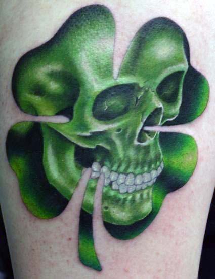 29 green skull with four leaf clover irish inspired mens tattoos