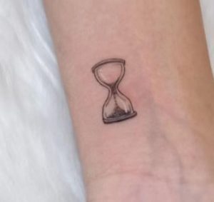 55+ Amazing Hourglass Tattoo Designs with Meanings, Ideas, and ...