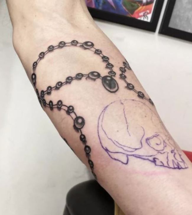 A Rosary Tattoo with the Skull