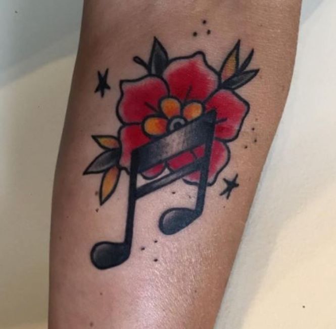 Old-School-Musiknoten-Tattoo auf dem Unterarm