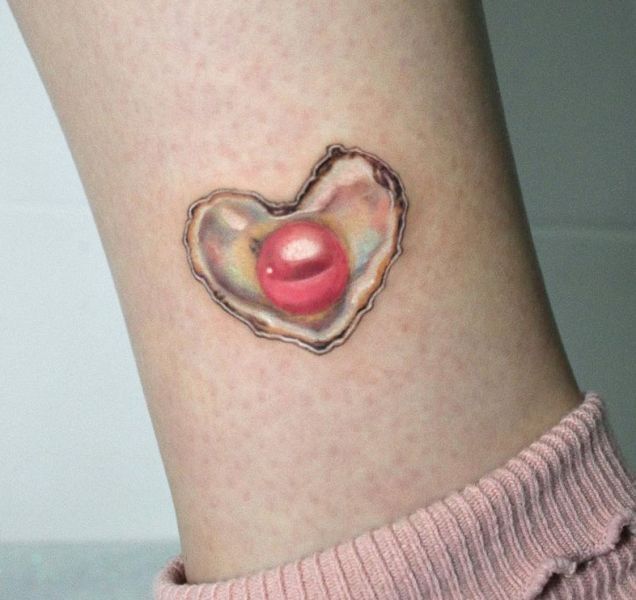 Pearl with Heart Tattoo Design on Leg